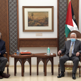 Fotografía facilitada por la oficina del presidente palestino. Mahmud Abás se reúne con el presidente del Comité Electoral Central Palestino, Hana Naser.