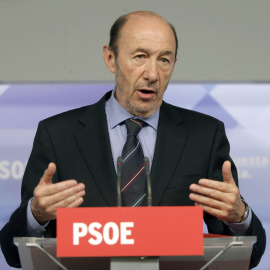 Rubalcaba acusa a Rajoy de exigir más recortes a las Comunidades socialistas