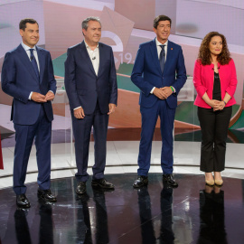 Los seis principales candidatos a la Presidencia de la Junta de Andalucía, (i-d) Macarena Olona, Juanma Moreno, Juan Espadas, Juan Marín, Inmaculada Nieto y Teresa Rodríguez, posan al comienzo de su participación en el segundo y último debate televis