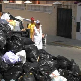 Más de 140 toneladas de basura se acumulan en las calles de Rota