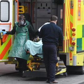 Un enfermo de covid-19 es trasladado en ambulancia en Reino Unido.