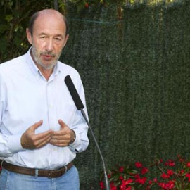 Rubalcaba asegura que llevará al Congreso una iniciativa legislativa popular si el Gobierno no prorroga los cuatrocientos euros