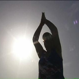 La playa de Barcelona lleva años siendo el gimnasio improvisado de una veintena de jubilados.