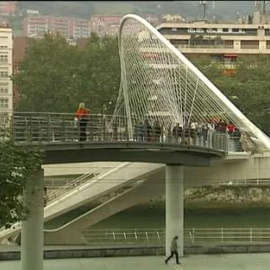 Tienen que alfombrar una pasarela de Calatrava en Murcia por los resbalones