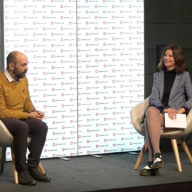 El vicepresident, Marcel Mauri, amb la periodista Roser Sebastià durant l'Assemblea.