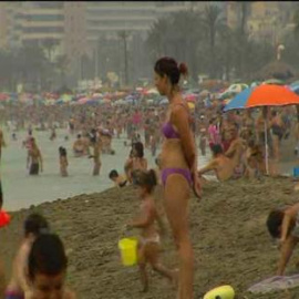 Los españoles se refugian del calor en la playa