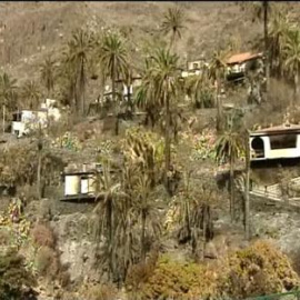 Los vecinos de Valle Gran Rey se enfrentan desolados a sus viviendas quemadas