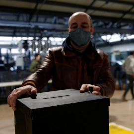 Urna para la jornada electoral de Portugal.