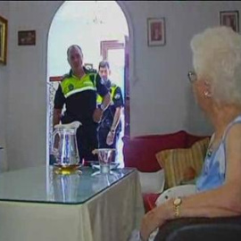 Agentes de Tomares ayudan a los vecinos mayores a combatir el calor