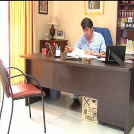 El alcalde de San Isidro de Guadalupe denuncia que él mismo tiene que recoger la basura