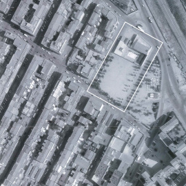 Urbanización de la plaza, que se rodeó de árboles y en la que se instalaron bancos para el descanso de los ciudadanos, durante la alcaldía de Enrique Tierno Galván. Todo ha desaparecido debido al abandono municipal.