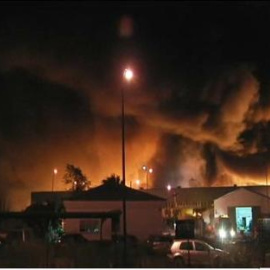 Un incendio arrasa una planta de reciclaje en Sevilla