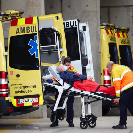 Dos técnicos de emergencias trasladan a un paciente en la zona de urgencias del Hospital Universitario de Bellvitge este lunes.