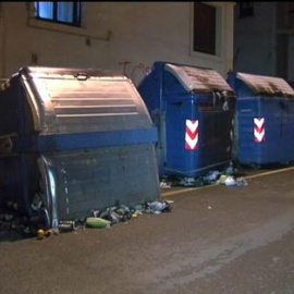 Un grupo de encapuchados quema contenedores en Getxo