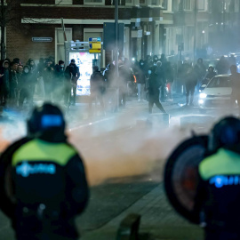La policía de Rotterdam se enfrenta a los disturbios extendidos por la ciudad.