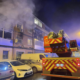 Los bomberos durante las labores de extinción del incendio del edificio de la calle Hernán Cortés de Alcalá de Henares.