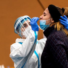 Empleados sanitarios llevan a cabo un cribado masivo de test PCR en el barrio mallorquín de Son Serra-La Vileta, este viernes en Palma de Mallorca.