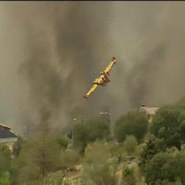 Las llamas amenazan una urbanización en el incendio entre Robledo de Chavela y Valdemaqueda