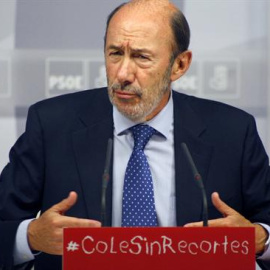 Rubalcaba insinúa que el PP adelanta las elecciones gallegas porque prepara una nueva oleada de recortes.