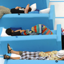 14/06/2022 - Imagen de archivo de personas dormidas mientras participaban en el primer Campeonato de la Siesta el 21 de octubre de 2010 en un centro comercial a las afueras de Madrid.