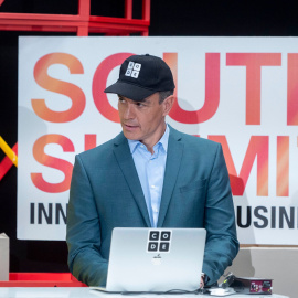 El presidente del Gobierno, Pedro Sánchez con una gorra de 'CODE', una organización no gubernamental estadounidense, durante la clausura del South Summit 2022