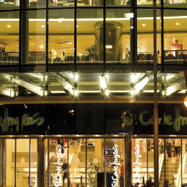 Entrada de uno de los establecimientos de El Corte Inglés en el Paseo de la Castellana de Madrid.