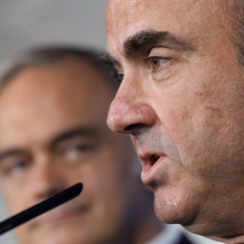De Guindos niega que se esté negociando un nuevo rescate para España.