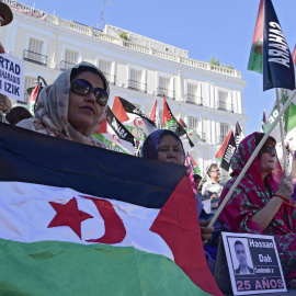Un grupo de manifestantes denuncian en la Puerta del Sol de Madrid las penas de prisión impuestas por un tribunal marroquí a los presos políticos saharauis, a 27 de julio de 2017.
