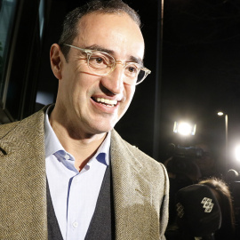 Antoni Vives, exregidor d'Urbanisme a l'Ajuntament de Barcelona, sortint de la comandància de la Guàrdia Civil a Tarragona, envoltat de càmeres de televisió.