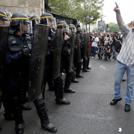 Un hombre grita frente a los policías durante una manifestación contra la reforma laboral en Francia junto a la Plaza de la Bastilla en París, Francia. REUTERS/Jacky Naegelen