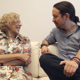 La alcaldesa de Madrid, Manuela Carmena, ha recibido hoy en el Palacio de Cibeles al secretario general de Podemos, Pablo Iglesias. EFE