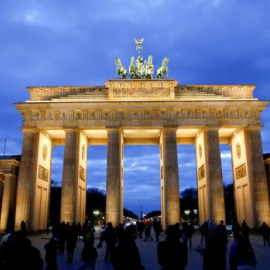 La Puerta de Brandemburgo, iluminada en Berlín/Reuters