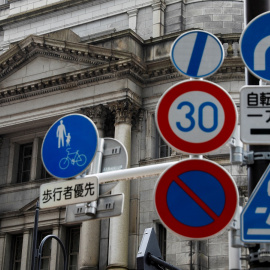 Diferentes señales de tráfico agrupadas, delante de la sede del Banco de Japón en Tokio. REUTERS/Kim Kyung-Hoon