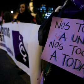Una mujer sostiene un cartel en el que se lee "nos tocan a una, nos tocan a todas" en una manifestación feminista en Madrid.