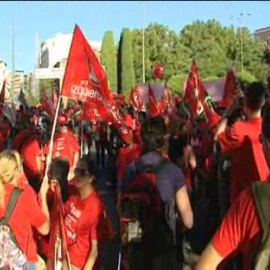 Miles de personas se echan a la calle para protestar contra los recortes del Gobierno y proponer un referendum