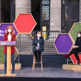 Jéssica Albiach, amb Ada Colau asseguda, en l'acte d'inici de campanya d'En Comú Podem.