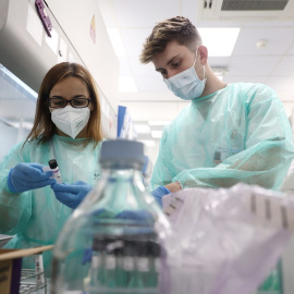 17/06/2022. Varios técnicos de laboratorio trabaja con pruebas PCR en el Laboratorio de Microbiología del Hospital público Gregorio Marañón, a 31 de mayo de 2022, en Madrid.
