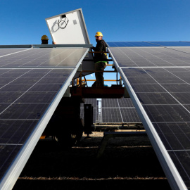 Un operario instala unos paneles solares en la planta fotovoltaica 'Nuñez de Balboa' de Iberdrola.