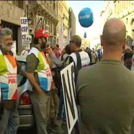 Sindicatos y funcionarios protestan contra los recortes 