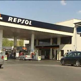 Soria se reúne con petroleras para evitar un encarecimiento de los carburantes 