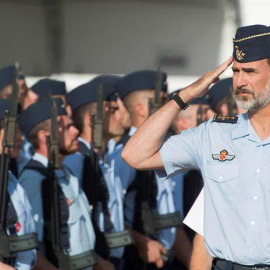 Felipe VI pasa revista a las tropas durante una reciente visita a la base aérea de Morón de Frontera. (Raúl Caro | EFE)