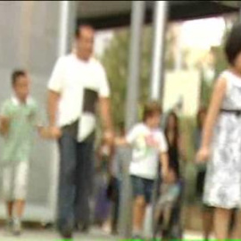 Un profesor pone a un alumno de cara a la pared y no deja que sus compañeros le hablen