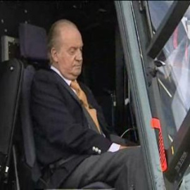 Don Juan Carlos pilota un nuevo helicóptero militar 