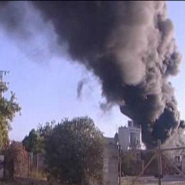 Espectacular incendio en una nave de residuos plásticos