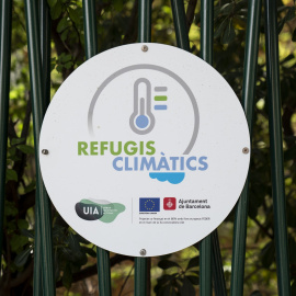 El cartel indicador en el acceso a uno de los refugios climáticos habilitados en Barcelona.