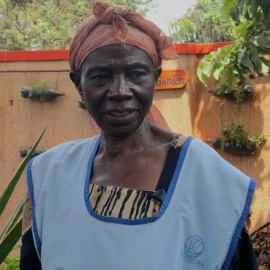 Rehema durante sus trabajos matinales en el huerto de Sawa World. PABLO L. OROSA