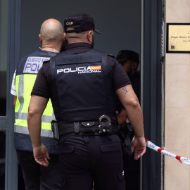 Varios agentes trabajan en el portal de la vivienda donde han hallado a tres personas muertas a balazos, en la calle Serrano, a 20 de junio de 2022, en Madrid (España).