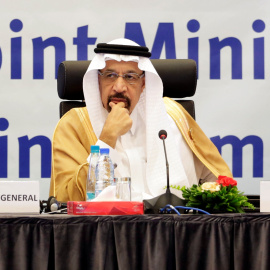 El ministro saudí de Energía, Khalid al-Falih, durante la reuniçon de los países OPEP y no OPEP en Argel.. REUTERS/Ramzi Boudina