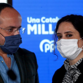 La presidenta de la Comunidad de Madrid, Isabel Díaz Ayuso (d), participa este sábado, junto al candidato del PPC a la presidencia de la Generalitat Alejandro Fernández (i), en un acto electoral en Barcelona.