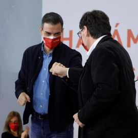 l presidente del Gobierno y secretario general del partido socialista, Pedro Sánchez (i), asiste al acto electoral en Tarragona del candidato a las elecciones regionales de Cataluña, Salvador Illa (d)
